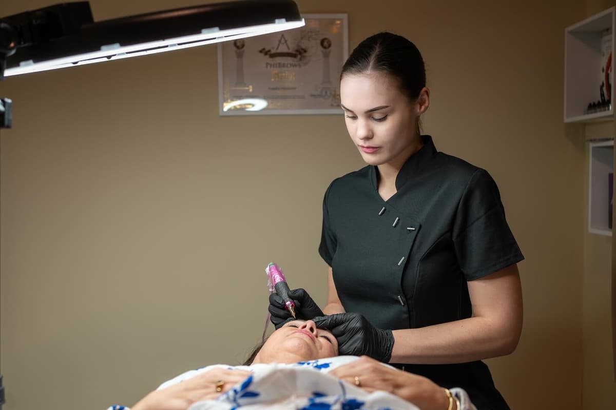 Brow Vision — PMU wenkbrauwen thuissalon in Leimuiden nabij Schiphol